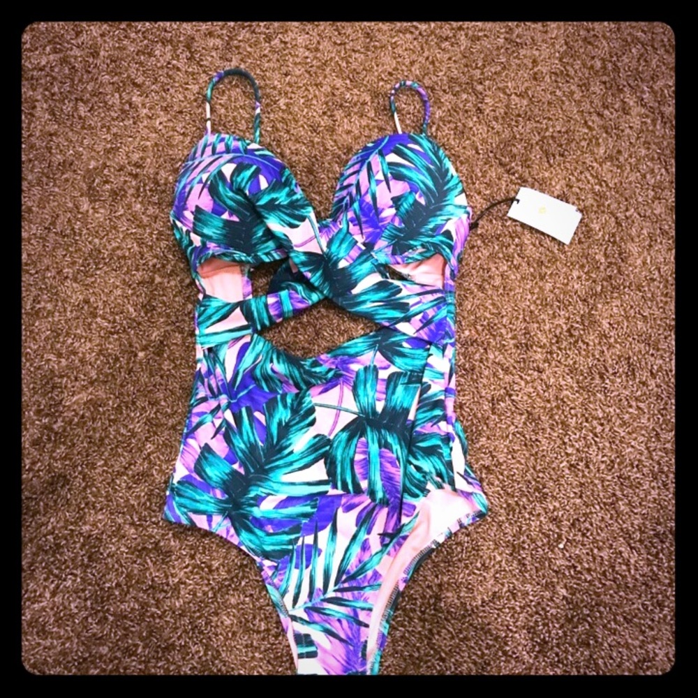 Stunning one piece bathing suit w/ floral design💐